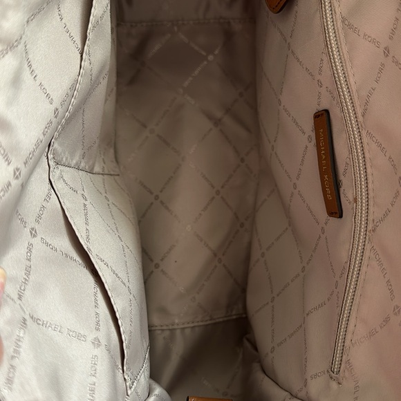 Michael Kors Handbag never used but no tags. - Picture 16 of 17